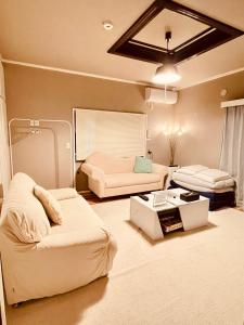 um quarto grande com duas camas e uma mesa em SAMURISE DARUMA em Fujiyoshida
