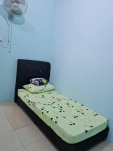 Een bed of bedden in een kamer bij HOMESTAY ALFARUQI GAMBANG (5)