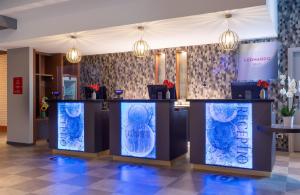 eine Lobby mit blauem Glas in einem Gebäude in der Unterkunft Leonardo Hotel Verona in Verona