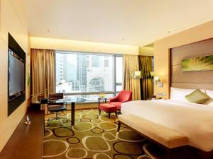 una camera d'albergo con letto, scrivania e finestra di Crowne Plaza Hong Kong Causeway Bay, an IHG Hotel a Hong Kong