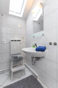 Ένα μπάνιο στο Ferienhaus Nordseekate