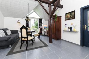 a living room with a couch and a table at Ferienhaus Nordseekate in Stedesdorf