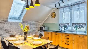 Kuchyňa alebo kuchynka v ubytovaní Apartament Cicha 5 VIP z SAUNĄ by Royal Aparts