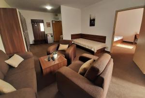 sala de estar con sofás, sofá y mesa en Melrose Apartments 2, en Bratislava