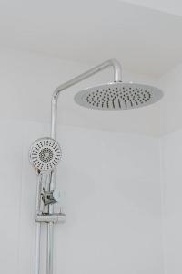 une douche avec pommeau de douche dans une salle de bain dans l'établissement Helvetia - Modern Comfort meets Country Convenience, à Mudgee 28 autres photos