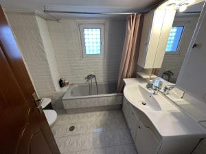 Ένα μπάνιο στο Alimos marina huge 3bd apartment