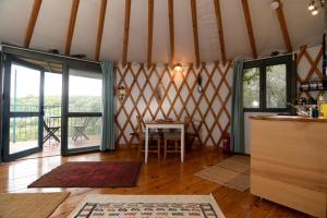 ein Zimmer mit Küche und Tisch in einem Haus in der Unterkunft היורטוב במתת in Mattat