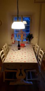 Una mesa de comedor con un mantel blanco y sillas blancas. en The OldMillhouse, en Mojstrana