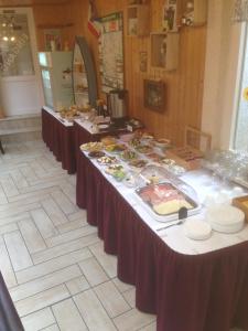 een groep tafels met voedsel erop bij Pension Rabe Haus Retzi Rabe in Grevesmühlen