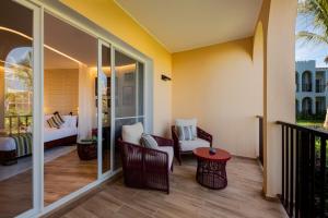 馬特姆維的住宿－The Mora Zanzibar，客房设有带一张床和一张桌子的阳台。