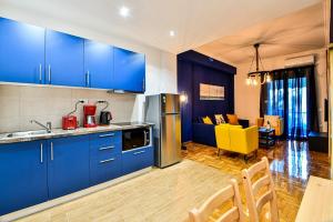 Kuchyň nebo kuchyňský kout v ubytování Cozy Blue Apartment