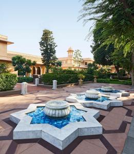 uma fonte num pátio em frente a um edifício em Sawai Man Mahal em Jaipur