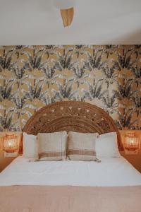 1 dormitorio con 1 cama grande y papel pintado con motivos florales en Casa Los Yayos by Nomad Stays, en Altea