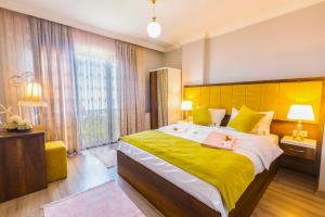 1 dormitorio con cama grande y ventana grande en Fera Life Suit Apart, en Trabzon