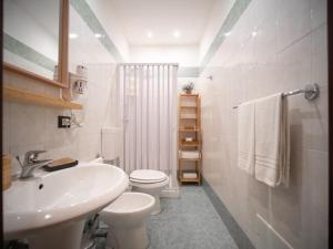 ein weißes Bad mit einem Waschbecken und einem WC in der Unterkunft Kalamarina Rooms in Palermo