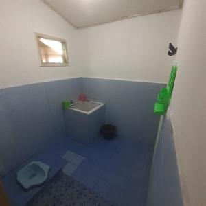 Baño pequeño con aseo y lavamanos en Villa Family Pantai Citepus Pelabuhanratu en Citepus