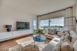 sala de estar con sofá y TV en VACATION MARBELLA I Top 1 Puerto Banus Sea Front Rental, Near Marina en Marbella