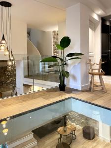 una casa con piscina in soggiorno di NEW Maison contemporaine, vieux village de Mougins a Mougins