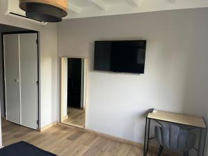 マルセイユにあるHôtel L'Eau Des Collinesの壁に薄型テレビが取り付けられた部屋