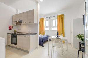 Una cocina y un comedor con mesa y sillas. en Tranquil Msida Creek 1-Bedroom Apartments & Penthouse, en Msida