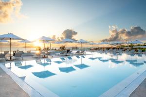 Piscina a The Mora Zanzibar - Luxury All Inclusive o a prop
