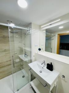 Kúpeľňa v ubytovaní AL-Dom Apartamenty Sunside 651 z widokiem na morze