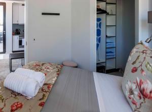 1 dormitorio con cama con almohada en Flamingo Sea Point Sea View Luxury Best Position 1 Bedroom Apartment Queen Size Bed & Inverter For TV, en Ciudad del Cabo