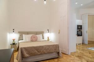 Posteľ alebo postele v izbe v ubytovaní Glamorous Modern Apartment in the Hearth of Budapest