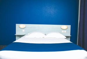 Postel nebo postele na pokoji v ubytování Le CESAR HOTEL