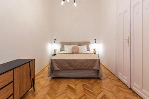 Posteľ alebo postele v izbe v ubytovaní Glamorous Modern Apartment in the Hearth of Budapest