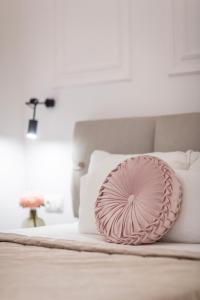 Posteľ alebo postele v izbe v ubytovaní Glamorous Modern Apartment in the Hearth of Budapest