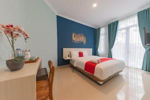 Giường trong phòng chung tại RedDoorz Plus near Surapati Core