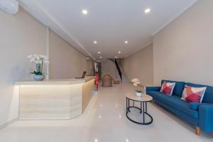 Khu vực ghế ngồi tại RedDoorz Plus near Surapati Core