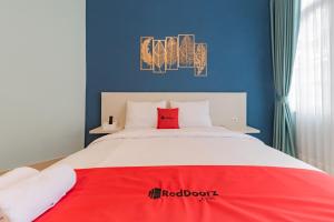 Giường trong phòng chung tại RedDoorz Plus near Surapati Core