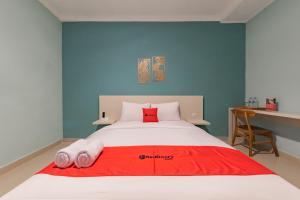 Giường trong phòng chung tại RedDoorz Plus near Surapati Core