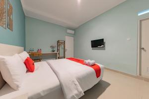TV/trung tâm giải trí tại RedDoorz Plus near Surapati Core