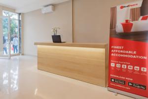 Chứng chỉ, giải thưởng, bảng hiệu hoặc các tài liệu khác trưng bày tại RedDoorz Plus near Surapati Core