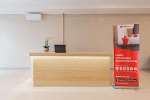 Chứng chỉ, giải thưởng, bảng hiệu hoặc các tài liệu khác trưng bày tại RedDoorz Plus near Surapati Core