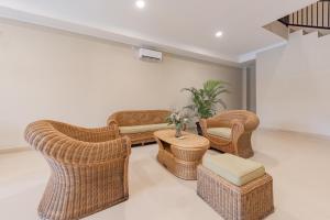 Khu vực ghế ngồi tại RedDoorz Plus near Surapati Core
