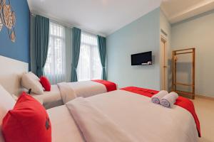 Giường trong phòng chung tại RedDoorz Plus near Surapati Core