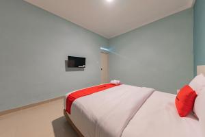 TV/trung tâm giải trí tại RedDoorz Plus near Surapati Core