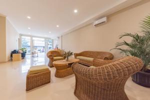 Khu vực ghế ngồi tại RedDoorz Plus near Surapati Core
