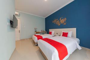 Giường trong phòng chung tại RedDoorz Plus near Surapati Core