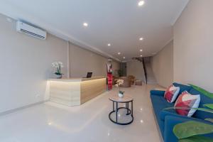 Khu vực ghế ngồi tại RedDoorz Plus near Surapati Core