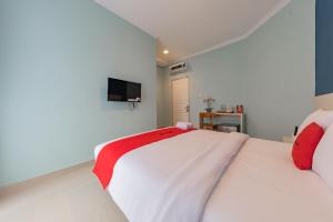 Giường trong phòng chung tại RedDoorz Plus near Surapati Core