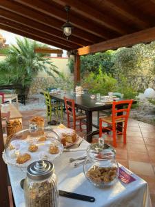 サン・レオーネにあるB&B Villa Maiolicaのパティオ(テーブル、食器付)