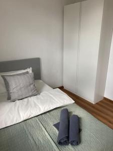 ein Bett mit zwei Kissen auf dem Boden in einem Zimmer in der Unterkunft Rooftop mit Fördeblick, zentral & nah am HBF in Kiel