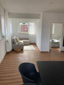 - un salon avec un canapé et une table dans l'établissement Rooftop mit Fördeblick, zentral & nah am HBF, à Kiel