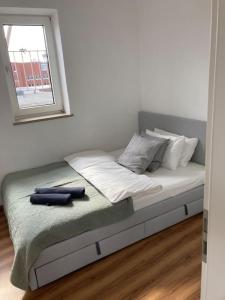a bed with two pillows on it in a room at Rooftop mit Fördeblick, zentral & nah am HBF in Kiel