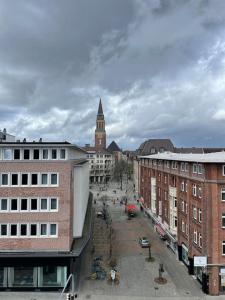 uma vista para uma cidade com uma torre de relógio em Rooftop mit Fördeblick, zentral & nah am HBF em Kiel